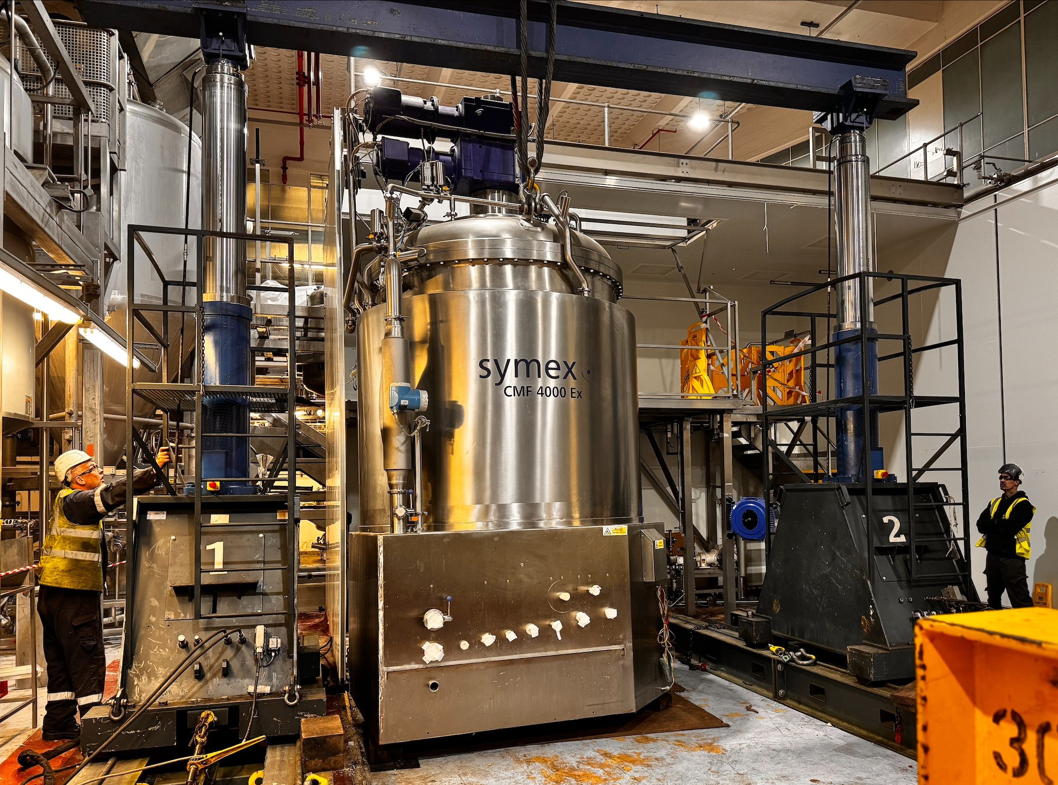 Hydraulic liftsystem lifting a machine in a plant, done by Speedrite.